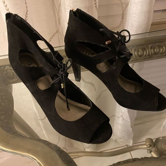 ANA Suede Heels 3 1/2 heel Size 8m - Picture 1 of 2